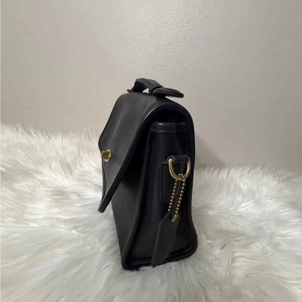 Vintage COACH #9870 Court Turn lock Crossbody bag.